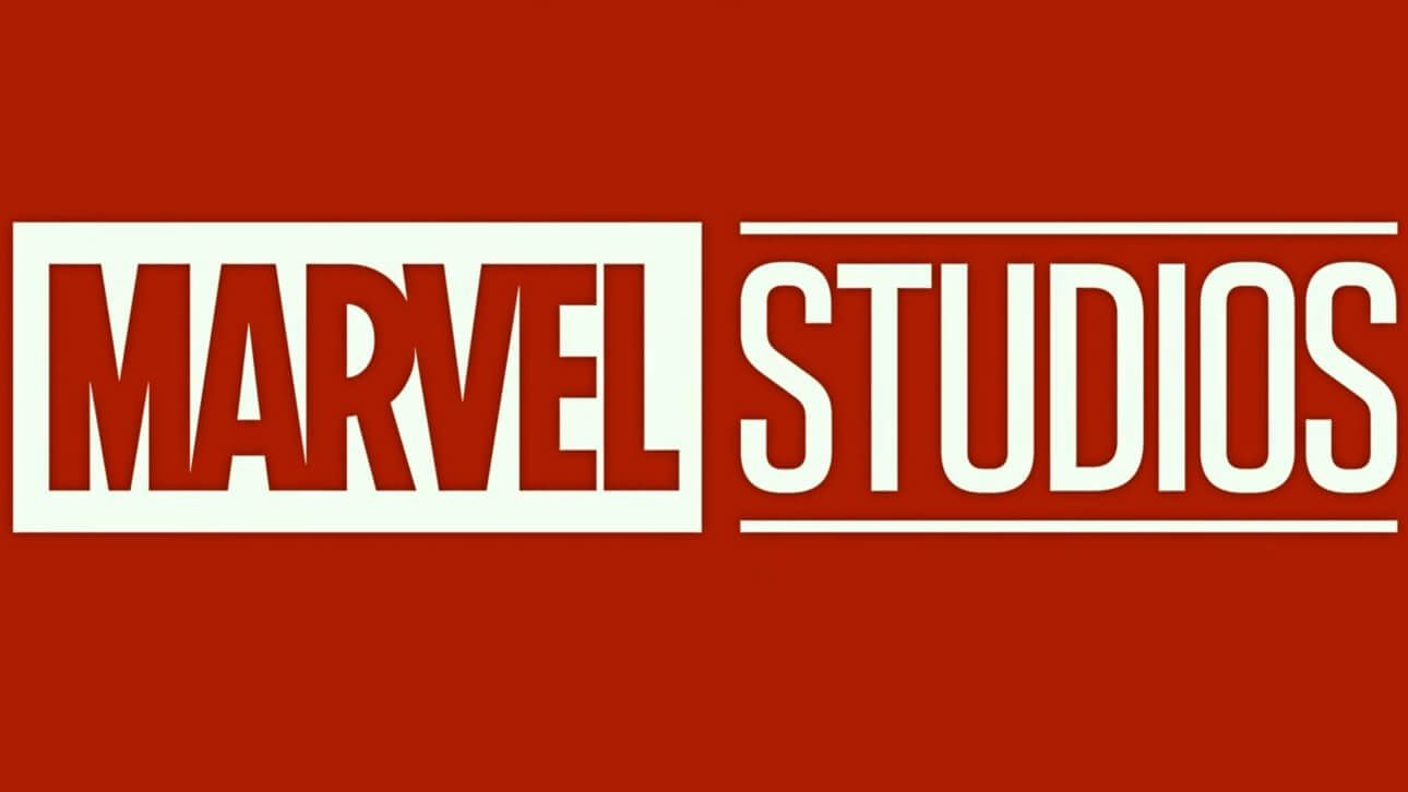 Das Bild zeigt das klassiche Marvel Studios-Logo auf rotem Grund. Während das Wort Marvel in roter Schrift auf weißem Grund zu sehen ist, bilden weiße Buchstaben das Wort Studios, welches von weißen Balken gerahmt wird.