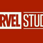 Das Bild zeigt das klassiche Marvel Studios-Logo auf rotem Grund. Während das Wort Marvel in roter Schrift auf weißem Grund zu sehen ist, bilden weiße Buchstaben das Wort Studios, welches von weißen Balken gerahmt wird.