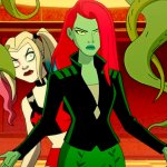 Poison Ivy steht in der Mitte des Bildes und blickt ernst in die Kamera. Hinter ihr steht Harley Quinn und blickt ebenfalls grimmig. Um die beiden herum wachsen Ranken mit Dornen und Ivy scheint Harley zu verteidigen