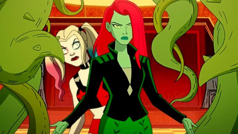 Poison Ivy steht in der Mitte des Bildes und blickt ernst in die Kamera. Hinter ihr steht Harley Quinn und blickt ebenfalls grimmig. Um die beiden herum wachsen Ranken mit Dornen und Ivy scheint Harley zu verteidigen