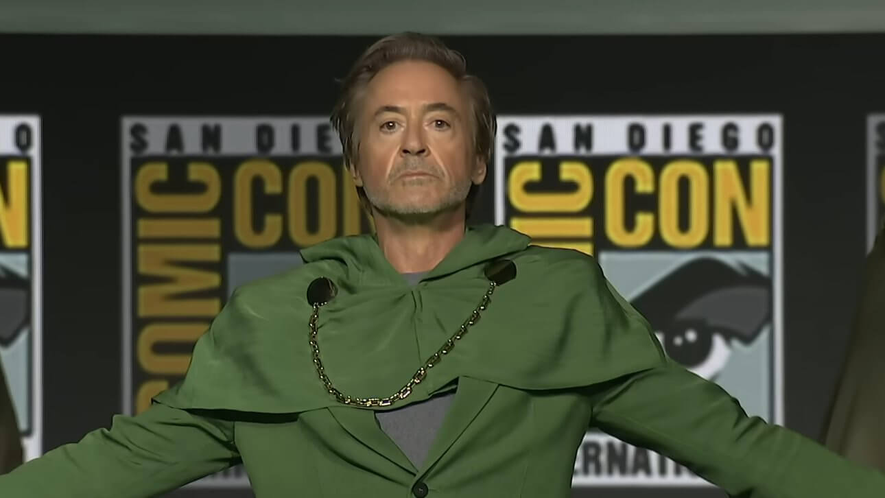 Robert Downey Jr. wird als Dr. Doom im Marvel Cinematic Universe enthüllt. Er trägt einen günen Umhang.