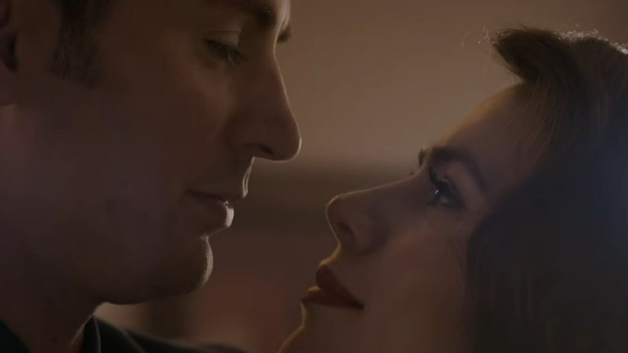 Steve Rogers blickt Peggy Carter in die Augen, während die beiden eng umschlungen Tanzen.